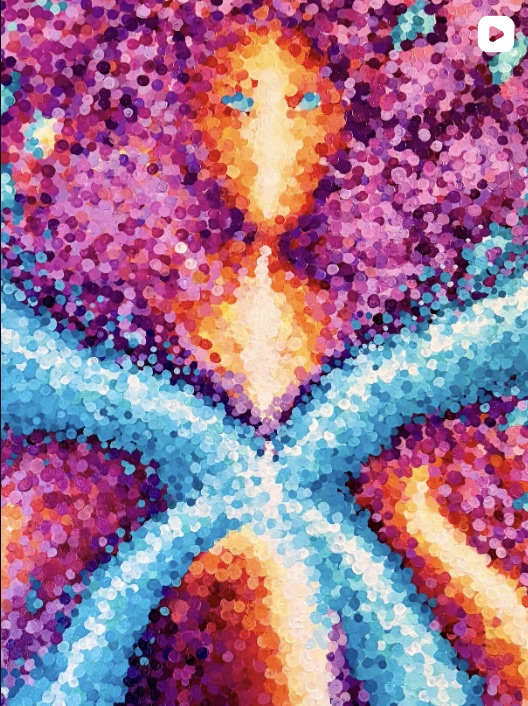 Figura luminosa en naranjo pintada con puntos de color, con formas celestes que se cruzan sobre un fondo violeta.