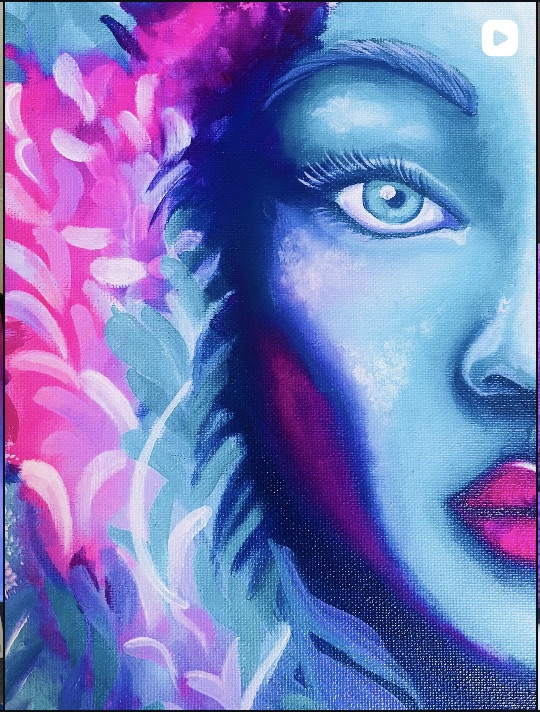 Mitad de un rostro femenino en azules mirando de frente, con follaje magenta a la izquierda.
